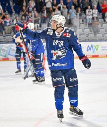Markus Hännikäinen bedankt sich bei den Adler-Fans.