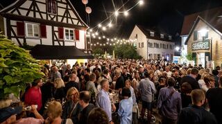 Altstadtfestszene par excellence: Die Sonnenbrücke nebst Sonnengasse mit „Sunnebrigg-Bar“ (l.) und „Schobbetankschdell“ (r.) ist einer der beliebtesten Treffpunkte des Fests und bei dem idealen Wetter der 46. Ausgabe bis in die frühen Morgenstunden voller Menschen.