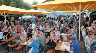 Das Publikum beim Auftritt von "Easy Blue" ist begeistert.