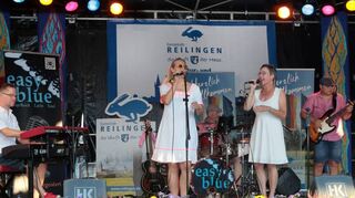 Auf der Bühne am Franz-Riegler-Haus spielt abends die Gruppe „Easy Blue“: Michael Engler (Keyboards), Heidi Scheurer (Gesang/Gitarre), Ulrich Bäuerlein (Schlagzeug), Daniela Kock (Gesang), Mario Herberger (E-Bass) und Walter Hoinka (Gitarre) kommen beim ersten Auftritt auf dem Straßenfest gut an.