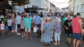 Ganz schön was los: Gegen Abend, als die Hitze etwas nachlässt, wird’s auf dem Reilinger Straßenfest, hier ein Blick in die Graf-Zeppelin-Straße, richtig voll.