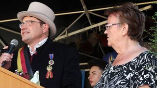 Historisch gewandet und um einen Reim nie verlegen: Bürgermeister Stefan Weisbrod (l.) und Organisationschefin Sabine Petzold begrüßen die Gäste am Riegler-Haus.