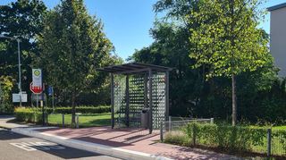 Modell: Die Haltestelle Waldstraße/Friedhof ist bereits barrierefrei umgebaut worden Hier wurden unter anderem die Haltestelle erhöht und Busbordsteine eingebaut. Auch eine Überdachung wurde errichtet.