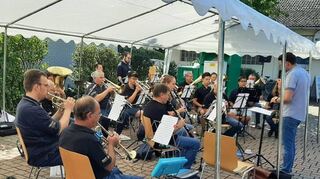 Nachbarschaftshilfe: Die Musikfreunde Reilingen sind eines der befreundeten Ensembles, die die Gäste unterhalten.