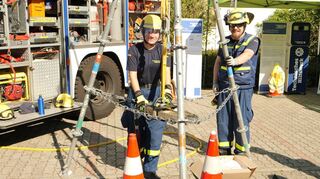 Zeigen einen Spreizers: Anne (l.) und Kenneth vom Technischen Hilfswerk Heidelberg.