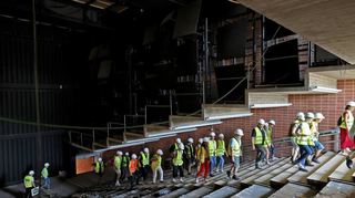 Besucher im Schauspielhaus: Hier wird an der Decke und jeweils seitlich über den Treppenaufgängen die Akustik verbessert.
