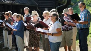 Der katholische Kirchenchor begleitet den ökumenischen Gottesdienst zu Beginn der Veranstaltung musikalisch.