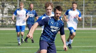 Roman Gabauer hält den SC Pfingstberg/Hochstätt mit dem FV 1918 Brühl in Schach. 4:1 gewinnen die Gastgeber.