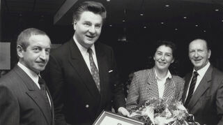 Bürgermeister Gustav Schrank (l.) und BMC-Präsident Wilhelm Herz (r.) verabschie-den das Pächterehepaar Toni und Paul Kerschensteiner im April 1990.