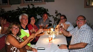Später darf auch Kirchengemeinderätin Elfriede Fackel-Kretz-Keller (l.) ihren Platz an der Kasse verlassen und in gemütlicher Runde einen Wein genießen.