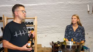 Sommelière Julia Schmitt und Pfarrer Steffen Groß stellten vier Weine des Weinguts Ackermann aus Ilbesheim in der Pfalz vor.