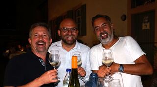 Ein weinseliges Trio mit Ole Tischmacher (v. l.), Murat Ispek und Sorin Polder.