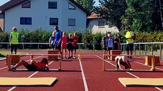 Oben drüber – unten durch: Bei der Enderle Olympiade im Station der TSG sind Stationen zu absolvieren, die auch ohne viel Sonne schweißtreibend sind.