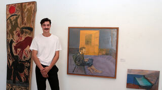 Frieder Sailer steht hier vor den Kunstwerken „Über den Fluss“ von seinem Vater Hans Daniel Sailer sowie „Balthasar“ und „Landschaft I“ von ihm selbst.