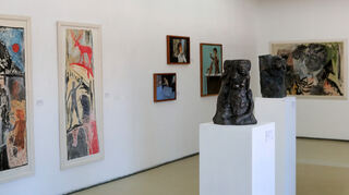 Ein Blick in die Ausstellung „Kontinuitäten – Brüche – Zukunft“ mit Druckgrafiken, Malereien und Skulpturen.
