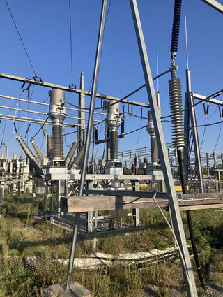 Die vielen Isolatoren, Kondensatoren, zwei Transformatoren und ein Gewirr von Kabeln bestimmen das äußere Bild des Umspannwerkes im Gewann Insel.