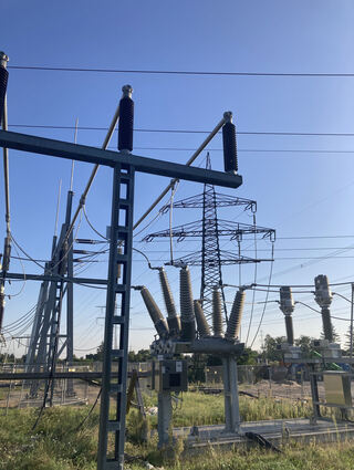 Vom Umspannwerk geht der Strom um-formatiert in die umliegenden Orte.