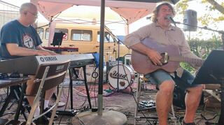 Gerd Offenloch und Frank Söhner spielen Selbys Songs.