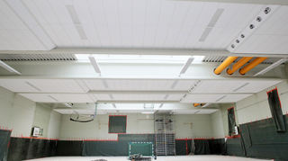 Deutlich heller als zuvor: Die Decke der Jahnhalle ist nicht nur wieder ballwurfsicher, sondern auch mit LED-Lampen ausgestattet, die Energie sparen.