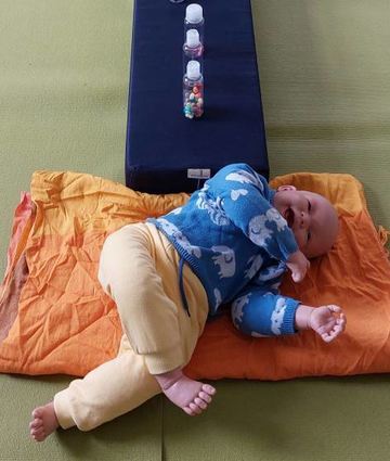 Babys haben Spaß bei den Kursen. Im Gegensatz zu unserem Symbolbild sind sie dabei jedoch nackt.