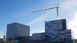 Die markante, quaderförmige Kaffeerösterei von Aldi Süd in Ketsch wird derzeit erweitert, um die Produktion erhöhen zu können. Dadurch entstehen auch neue Jobs im Gewerbegebiet Süd.