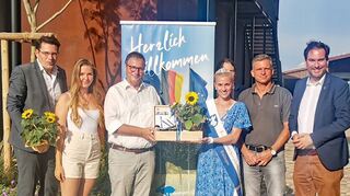 Minister Peter Hauk (3. v. l.) wird von Bürgermeister Weisbrod (v. l.), Prinzessin Kim I., Karsten Großhans und Landtagsabgeordnetem Andreas Sturm empfangen.