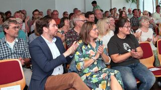 Beim Programm „Berauscht euch“ gibt es viel Applaus für Musik und Vorträge sowie freilich auch für Spenderin Jutta Dräger.