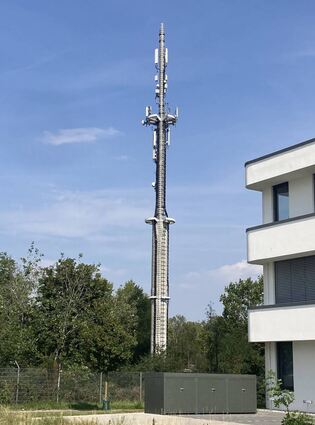 Dieser Funkmast beim Tennisclub im Gewerbe-gebiet Rennerswald ist in etwa vergleichbar mit dem, der auf dem neuen Messplatz in Rohrhof geplant ist.