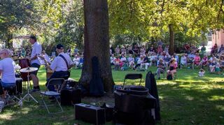 Viele Gäste sind zum Konzert in den Schlossgarten gekommen.