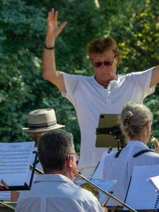 Peter Ehringer leitet die „Rhine River Bigband“ mit viel Enthusiasmus.