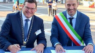 Bürgermeister Nils Drescher (l.)und Andrea Baldini, Bürgermeister von Argenta, unterzeichnen den Vertrag für die Partnerschaft.