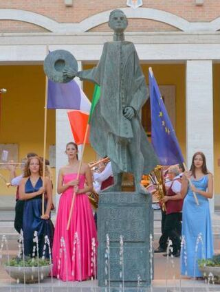 Am Denkmal für Giovanni Minzoni erweisen die Gäste die Ehre.