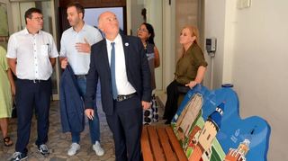 Noch steht die Partnerschaftsbank aus Plankstadt im Eingangsbereich des Rathauses in Argenta, an ihrem endgültigen Platz wird sie in Kürze verankert.