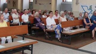 Die dritte Station des Orgelspaziergangs ist die evangelische Stadtkirche Schwetzingen. Kirchenmusikdirektor Detlev Helmer (r.) hält natürlich viele Details über „seine“ Orgel bereit.