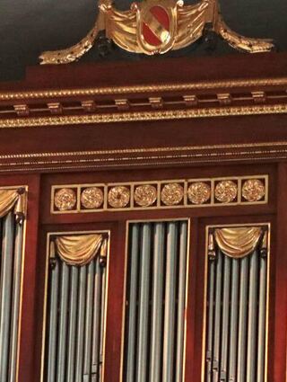 Heinz-Georg Saalmüller spielt hier vertieft an Schwetzingens ältester Orgel.