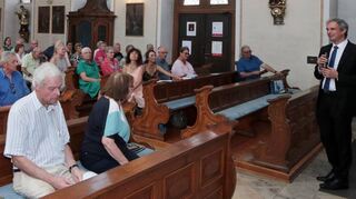 In Schwetzingens ältester Kirche mit jüngster Orgel stellt Dr. Markus Uhl (r.), Bezirkskantor und Kirchenmusikdirektor aus Heidelberg, das Instrument improvisatorisch vor.