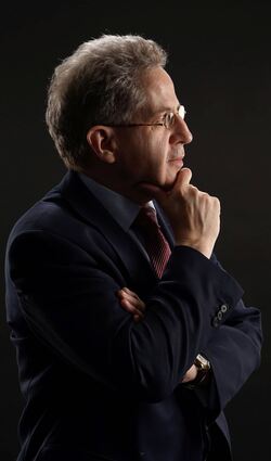 Dr. Hans-Georg Maaßen möchte einen bedachten Eindruck hinterlassen.