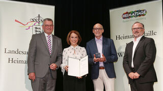 Gratulanten zur Heimatmedaille für Thomas Liebscher (2. v. r.): Biberachs parteiloser Oberbürgermeister Norbert Zeidler (v. l.), Kultusministerin Petra Olschowski und Kulturwissenschaftler Karlheinz Geppert.