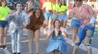 Mitglieder der Gruppe „Incontroll’Arte“ zeigen Passagen aus dem Musical „Der Zauberer von Oz“.