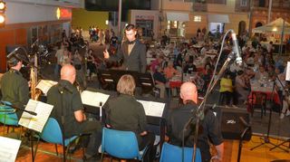 Beim „Deutschen Abend“ spielt die Bigband aus Plankstadt vor voll besetzten Reihen auf. Und einige Schritte entfernt tritt der italienische Rockstar Edoardo Bennato auf.