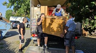 Am ersten Umzugstag wird kräftig angepackt.