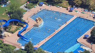 Die Jubilarin aus der Luft betrachtet – das Brühler Freibad ist in dieser Saison 60 Jahre alt geworden.