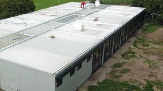Schon nach zwei Tagen hat der Containerbaukörper seine endgültige Größe angenommen. Jetzt folgen die Einbauteile für den Innenbereich.
