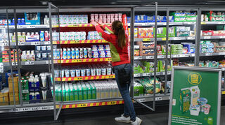 Eine Mitarbeiterin ordnet die Milchprodukte in einem Kühlregal im Lebensmittel-Discounter Penny. (Symbolbild)