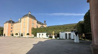 Hier die Situation: Zwischen dem Südzirkel (r.) und dem Schloss stehen die WC-Container. Dazwischen eine Figur und Pflanzkübel.