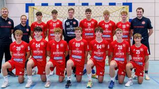 So geht die B1 der HG in die Oberliga-Saison: Torwarttrainer Maximilian Herb (hinten v. l.),Athletikcoach Silvan Schäfer, Manuel Ihrig, Simon Wacker, Gawen Weingärtner, Adrian Oborowski, Leon Getrost, Adrian Summ, Co-Trainer Alexander Lemke sowie TimPlettenberg (vorne v. l.), Noah Bühler, Nick Hirning, Robin Wolf, Lars Kruse, Paul Kehder und Tim Löhr.