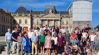 Erinnerungsfoto mit Prachtbau: Die Reisegruppe der Freien Wähler vor dem Lunéviller Schloss. Rechts ist der Trakt zu sehen, der bei einem Großbrand 2003 vernichtet wurde und mühsam wieder aufgebaut wird.