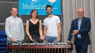 Der Kettenheimer Hof, ein Verein in Ladenburg, spendet der Musikschule mit Unterstützung des Freundeskreises ein Vibraphon. Musikschulleiter Philipp Wolfart (v. l.) freut sich mit Martina und Moritz Pfister sowie Oberbürgermeister Dr. René Pöltl.