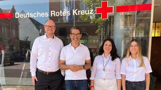 Dr. Andre Baumann (2. v. l.) besucht die Frauenberatungsstelle des Deutschen Roten Kreuzes in Hockenheim und deren Mitarbeiter (v. l.) Alexander Heß, Elena Lorente und Selina Schaupp.