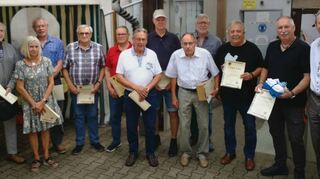 Bürgermeister Dr. Ralf Göck (r.) ehrt bei der Geburtstagsfeier der Reservistenkameradschaft auf dem Brühler Schießstand der Sportgemeinde die Jubilare des Vereins.